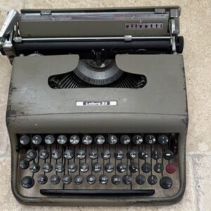 Vintage Olivetti Lettera 22 Typewriter with Original Case
